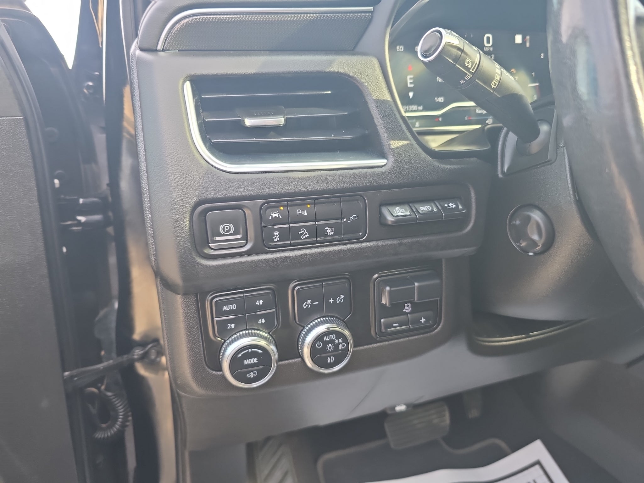 2022 GMC Yukon AT4 - Photo 13