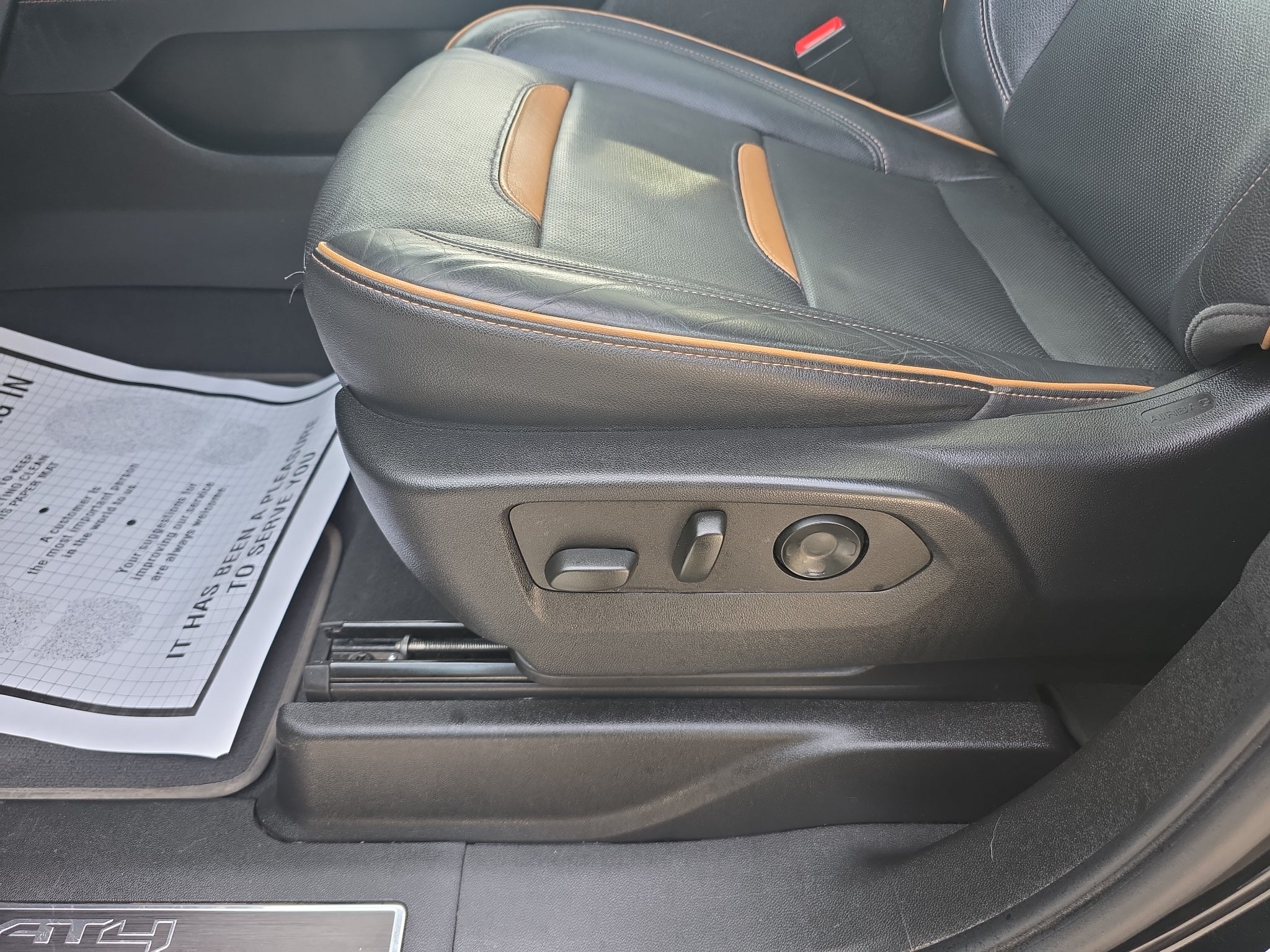 2022 GMC Yukon AT4 - Photo 14